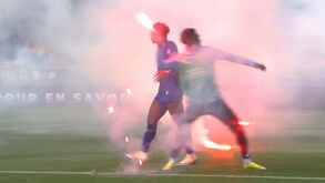 Adeptos do Troyes revoltam-se, arremessam petardos para o relvado e jogadores... atiram-nos de volta