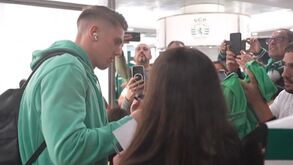 Autógrafos e fotos com os adeptos: Gyökeres na chegada a Alvalade
