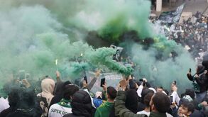 As imagens da apoteótica receção ao autocarro do Sporting antes do jogo com o Portimonense