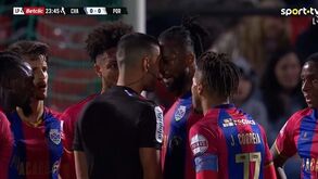 Árbitro e jogador do Chaves de cabeça encostada num momento de tensão
