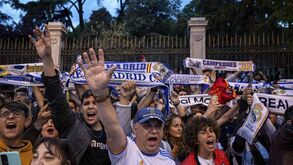 Madrid vestiu de branco: adeptos do Real Madrid saíram às ruas para festejarem a conquista do título espanhol