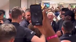 Ancelotti juntou-se aos jogadores do Real Madrid e acabou a ser... a estrela da festa do título