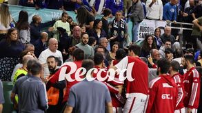 Mais imagens da confusão entre adeptos do FC Porto e jogadores do Benfica na final da Taça Hugo dos Santos
