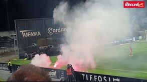 Adeptos do Benfica contestam equipa e Schmidt e interrompem jogo com tochas que até atingiram Diogo Spencer