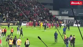 Equipa do Benfica e Roger Schmidt muito contestados no fim do jogo com o Famalicão