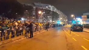 Cordão humano em Alvalade à espera da saída do autocarro
