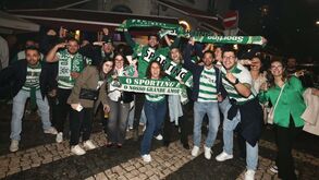 Coimbra festeja título do Sporting na Praça da República sem medo da chuva