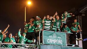 Jogadores do Sporting fazem a festa no autocarro pelas ruas de Lisboa
