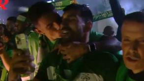 Um dos grandes momentos da noite: jogadores e adeptos do Sporting cantam 