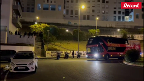 Ambiente tenso à chegada do autocarro do Benfica à Luz
