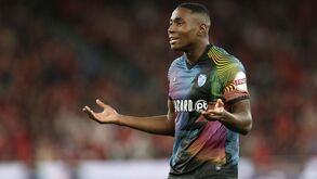 Essugo em dois mundos: é campeão... e pode descer