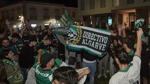 Centenas de adeptos do Sporting festejam em Faro: «Um bocado envenenado, este presente do Benfica...»