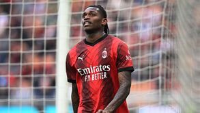 Rafael Leão sai assobiado do Milan-Génova e Cancelo reage: «Eles não sabem, irmão»