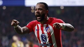 Depay fica de olho em apanha-bolas, pede número nas redes sociais e é 'atacado' por jornalista