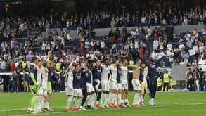 Real Madrid recebe o troféu de campeão na receção ao Alavés