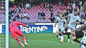 Atalanta vence com reviravolta a já despromovida Salernitana e sobe ao 5.º lugar da Liga italiana
