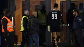 Socos e pontapés contra porta no Estoril valem multa de 1.785 euros a Diogo Costa e Francisco Conceição