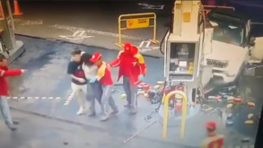 As imagens do violento acidente de campeão pelo Estudiantes contra bomba de gasolina