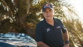 Depois da Volkswagen, Peugeot, Mini e Audi, Sainz vai tentar ganhar o Dakar com a Ford