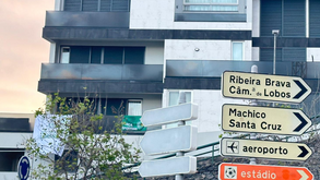 Casa de Dolores Aveiro na Madeira com bandeiras do Sporting na varanda