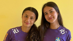 Noemi Scheinkman (à direita) juntamente com uma companheira de seleção