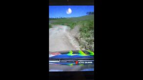 O momento do aparatoso acidente de Oliver Solberg no Rali de Portugal: carro do sueco capotou