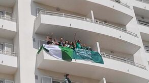 Vale tudo para ver o Sporting: varandas na Amoreira já 'vestidas' e à espera dos campeões