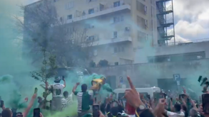 Loucura à chegada do autocarro do Sporting ao Estoril