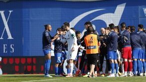 O momento da guarda de honra do Estoril ao campeão Sporting