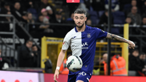 Treinador do Anderlecht garante: «Transferência de Debast ainda não está concluída»