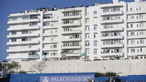 Prédio ao lado do António Coimbra da Mota preenchido por adeptos do Sporting