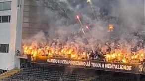 O espetáculo de pirotecnia dos adeptos do V. Guimarães antes do início do dérbi do Minho