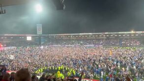Loucura na Alemanha: Holstein Kiel garantiu subida histórica à Bundesliga e o relvado... ficou assim