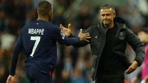 Luis Enrique elogia Mbappé: «Sai como uma lenda do PSG»