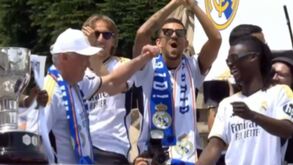 Ancelotti dá tudo na festa do Real em Madrid: «Tenho o sonho de dançar com o Camavinga»