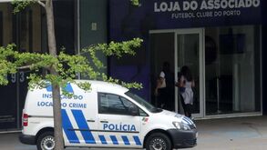 Como a filha de Madureira vende bilhetes no Dragão com a bisavó ao lado: vigilância da PSP apanha todo o processo