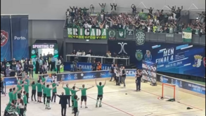 A festa dos jogadores do Sporting com adeptos após a conquista da Champions de hóquei em patins