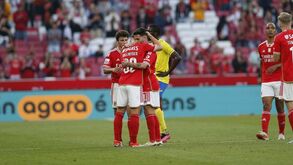 O momento da substituição de Rafa: abraçado pelos colegas, muitos aplausos e lágrimas na Luz