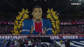 Mbappé divide Parque dos Príncipes no adeus: uns mostram tarja enorme, outros assobiam-no