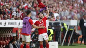 Após ser substituído, Rafa levantou-se irritado e esbracejou na direção dos No Name Boys