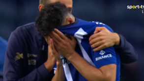 Taremi acaba o jogo em lágrimas e é acarinhado pelos companheiros de equipa