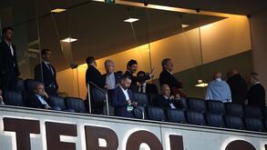 Presidente ovacionado numa tribuna recheada