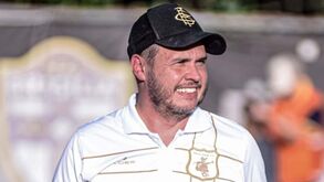 Inacreditável: treinador demite-se ao intervalo e médico guia equipa à vitória nos minutos finais