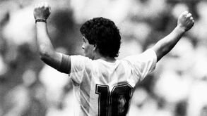 Bola de Ouro de Maradona do Mundial'1986 vai a leilão por 