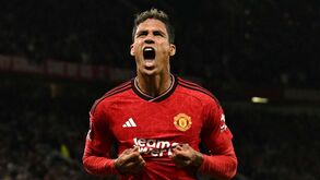 Varane despede-se do Manchester United: «Vai ser sempre um lugar especial»