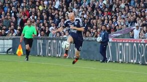 Tem 51 anos e ainda faz isto: Zidane dá show em jogo de veteranos do Bordéus