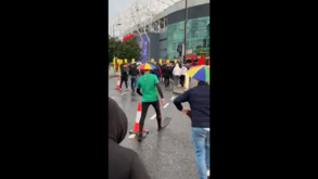 Chapéus e... barbatanas: adeptos do Newcastle criam estratégia para evitar chuva de Old Trafford