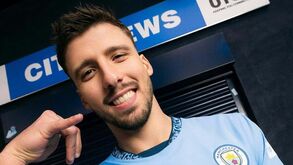 Rúben Dias mostra equipamento do Manchester City para 2024/25 e há um pormenor que se destaca