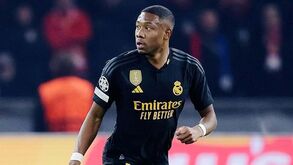 Alaba de novo operado ao joelho esquerdo