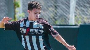 Jovem de 14 anos bate recorde e é o mais novo de sempre a jogar como profissional no futebol argentino